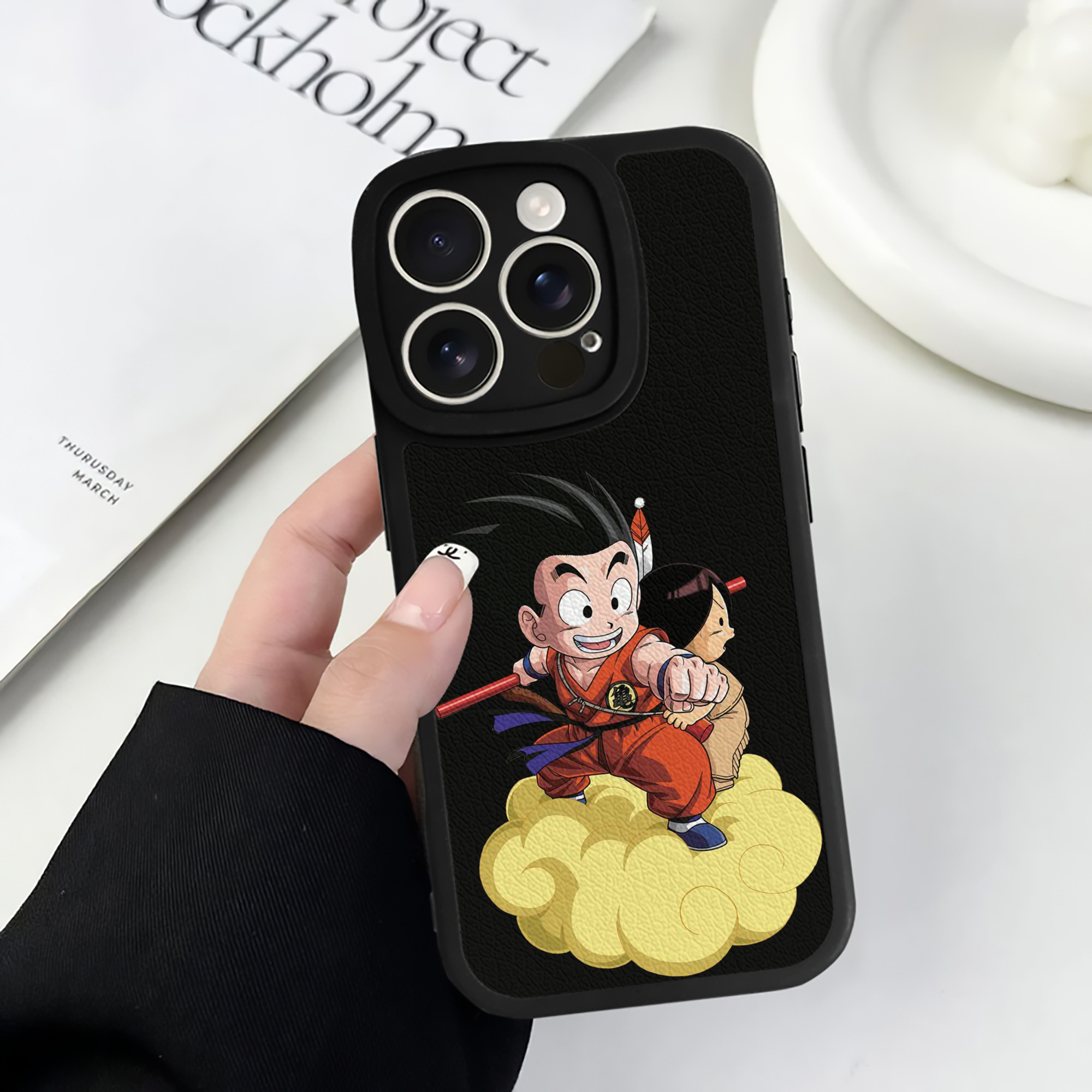 （画像用） ドラゴンボール 孫悟空（そん ごくう）Son Goku カカロット DRAGON BALL Kakarotto 【iPhone 16シリーズ対応】シリコンスマホケース（レザー調） 材質：シリコン